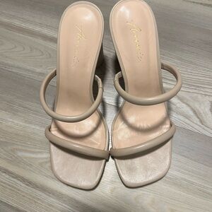 Annie Cream Heels with Classic Design